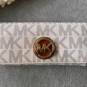 Micheal Kors - white signature purse